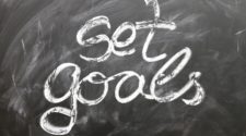 Projektmanagement einführen Tafel mit Schriftzug set goals