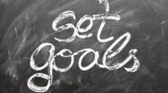 Projektmanagement einführen Tafel mit Schriftzug set goals
