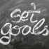 Projektmanagement einführen Tafel mit Schriftzug set goals