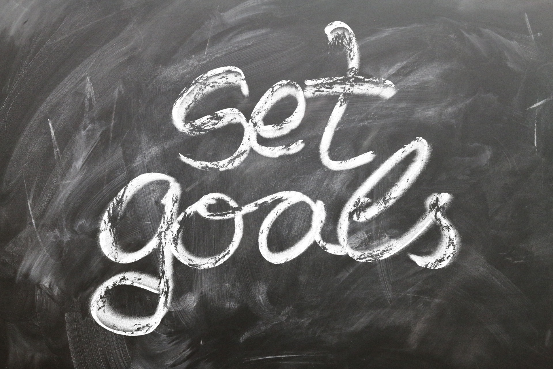 Projektmanagement einführen Tafel mit Schriftzug set goals