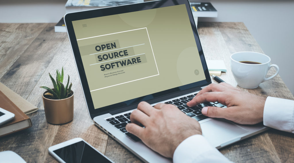 Open Source PIM Laptop mit Schriftzug Open Source Software im Screen