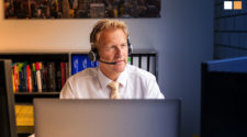 Kommunikation mit Kunden Telefonat über Headset im Büro