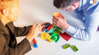 Marketing Automation Software Bau mit Legosteinen