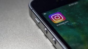 Instagram Drops Funktion Instagram Icon auf Smartphone