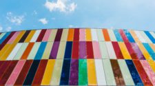 Wirkung von Farben Farbpsychologie Marketing Niederwinkelfotografie von Verbundglasgebäude mit bunten Fenstern
