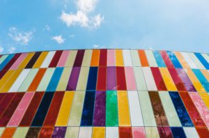 Wirkung von Farben Niederwinkelfotografie von Verbundglasgebäude mit bunten Fenstern