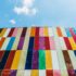 Wirkung von Farben Farbpsychologie Marketing Niederwinkelfotografie von Verbundglasgebäude mit bunten Fenstern