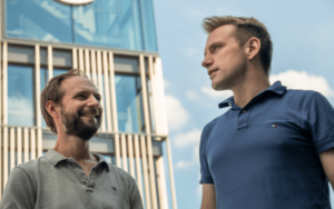 Shopware Gründer Sebastian Hamann und Stefan Hamann von links in der Serie New Kid in Town