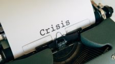 Krisen PR Schriftzug Crisis Schreibmaschine