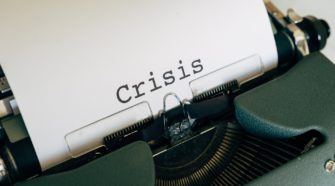 Krisen PR Schriftzug Crisis Schreibmaschine