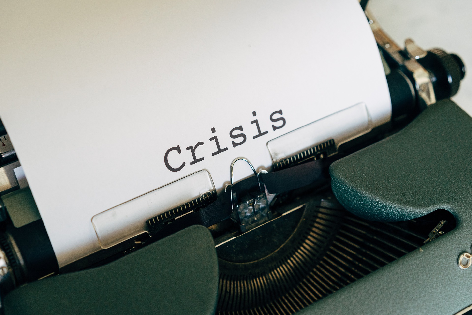 Krisen PR Schriftzug Crisis Schreibmaschine