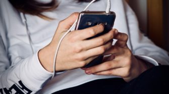 Jugendsprache 2021 Hände am Smartphone