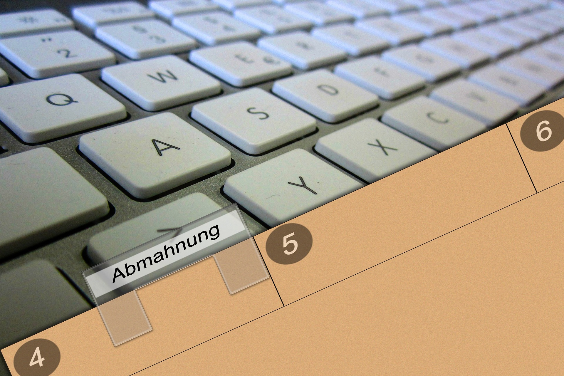 Nutzungsrechte verwalten Keyboard mit Ordnermappe im Vordergrund