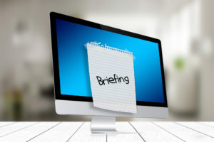 briefing arten desktop screen mit notizzettel