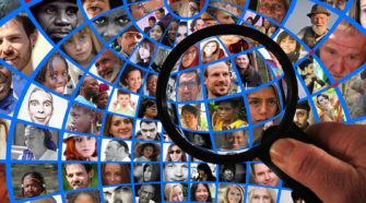 Web Analytics Tools Lupe Menschen Kopf