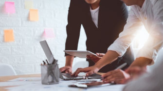 Personalisierung im Marketing Teamwork Brainstorming Meeting
