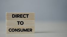 direct to consumer schriftzug auf holzstücken