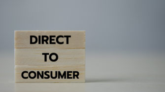 direct to consumer schriftzug auf holzstücken