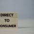 direct to consumer schriftzug auf holzstücken