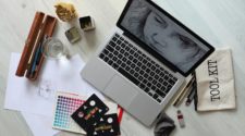 Grafiker Briefing Laptop mit Grafiker Tools