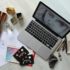 Grafiker Briefing Laptop mit Grafiker Tools