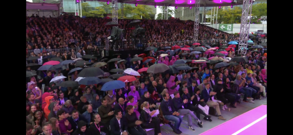 Auch der Regen konnte vollen Zuschauerrängen bei der Inspiration Stage der Digital X nichts anhaben