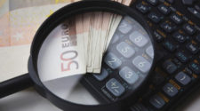 content marketing tools kosten geld taschenrechner lupe