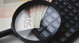 content marketing tools kosten geld taschenrechner lupe