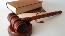 Meta-Millionenstrafe Gericht Hammer Justiz
