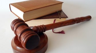 Meta-Millionenstrafe Gericht Hammer Justiz