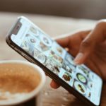 Neues Instagram Feature Bild von Person die Smartphone benutzt