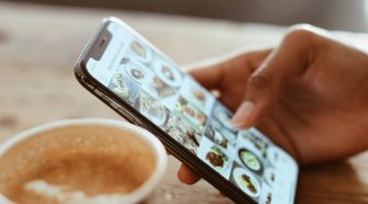Neues Instagram Feature Bild von Person die Smartphone benutzt