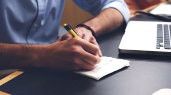 CMO as a service – Bild wie Mann arbeitet