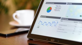 Mit den richtigen CMS Schnittstellen lässt sich zum Beispiel die Leistung Deiner Webseite ganz einfach messen.